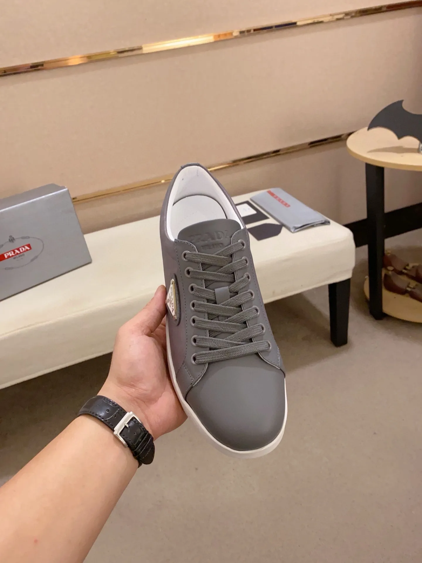 Men's shoes 💰 580💰 ✔️✔️✔️High-quality new PRADA counters are launched at the same time. The new men's shoes and 😘fabrics are selected from first-layer cowhide and are made by pure handicrafts. Lining: Full cowhide lining. 👍🏿 High-end ☄️ air-cushion molded anti-slip rubber outsole, exquisite lines, simple and elegant, comfortable and high-end for leisure travel. Code number: 38 to 44 (45 can be customized)